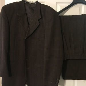 Mens suit. Comes with jacket and pants. Size 44L.